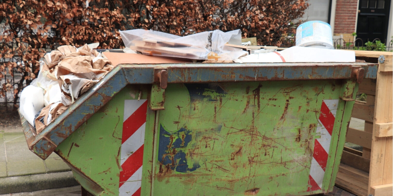 Gdzie postawić kontener na gruz? Przepisy i pozwolenia na zajęcie pasa drogowego