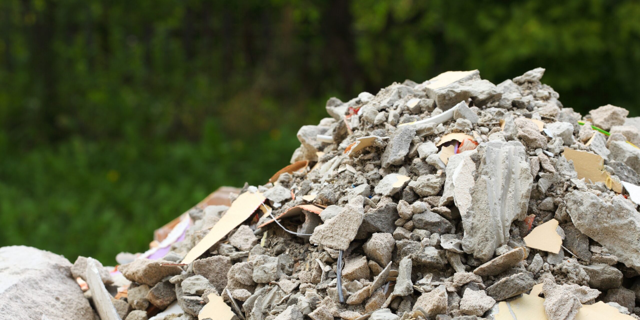 Czysty gruz czy odpady zmieszane? Zobacz, czego nie wolno wrzucać do kontenera